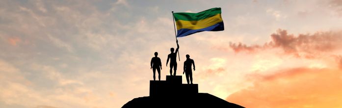 Des hommes avex le drapeau du Gabon - On va parler sur l'assurance santé au Gabon